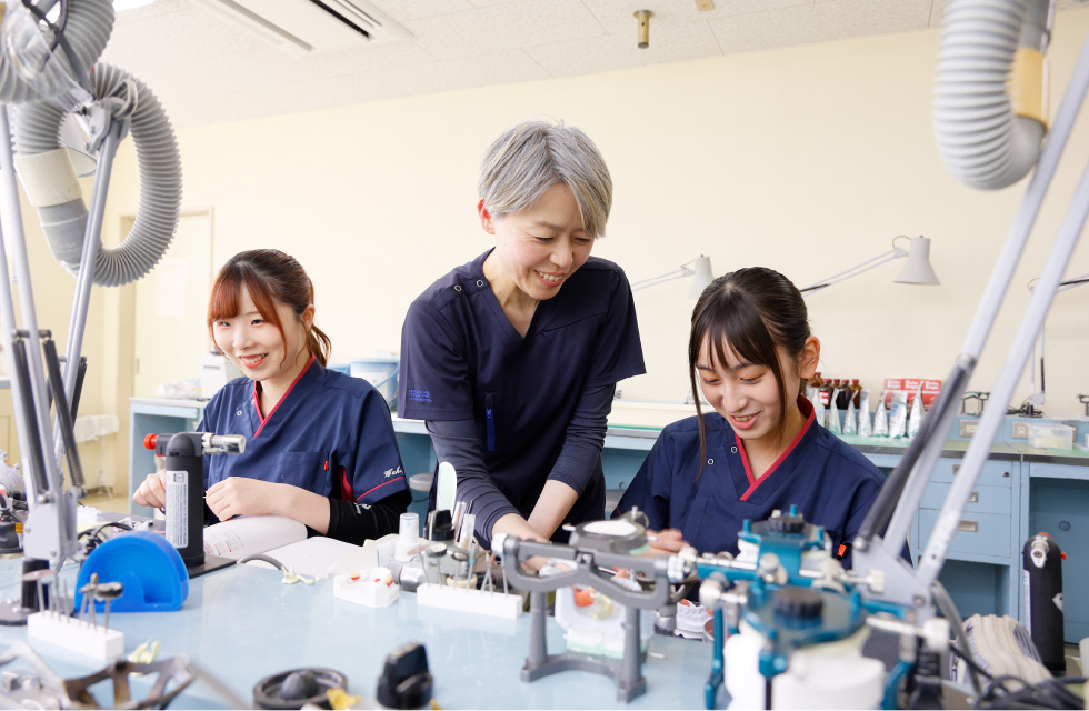 歯科技工士科の授業風景