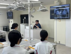歯科衛生士科２年生が「歯科放射線学 エックス線撮影実習」を行いました